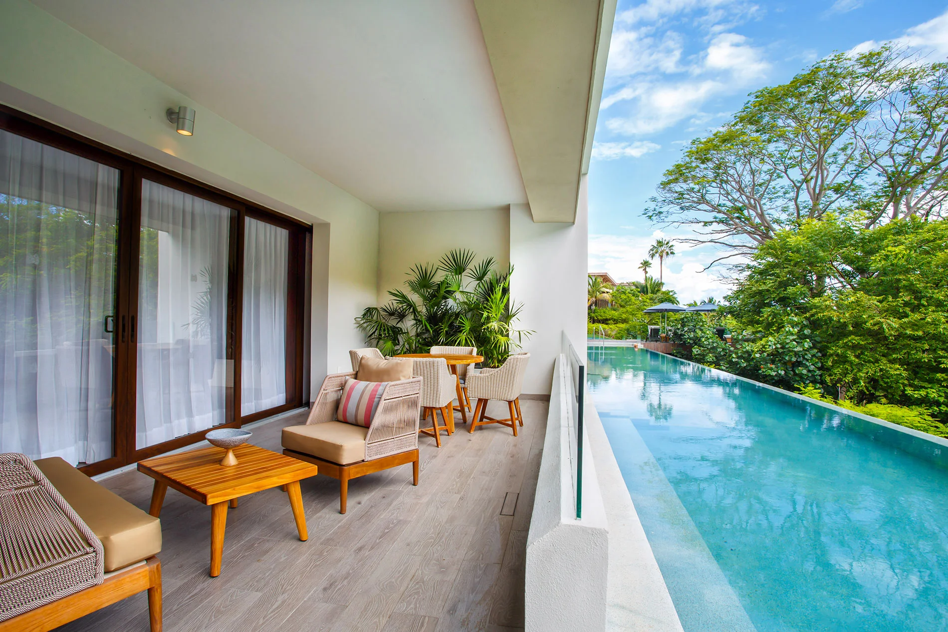 Allure Junior Suite Swim-Up - Jungle View