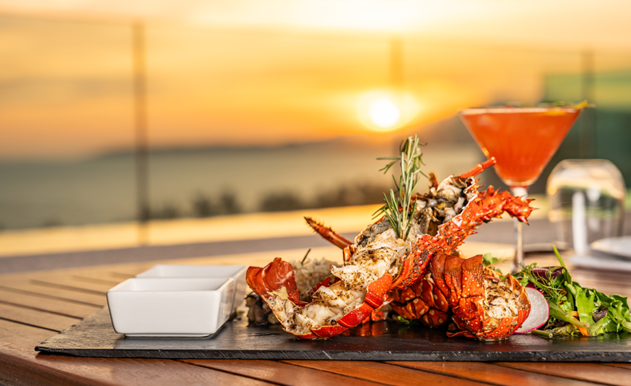 langostas-y-botellas-de-vino-en-restaurante.png