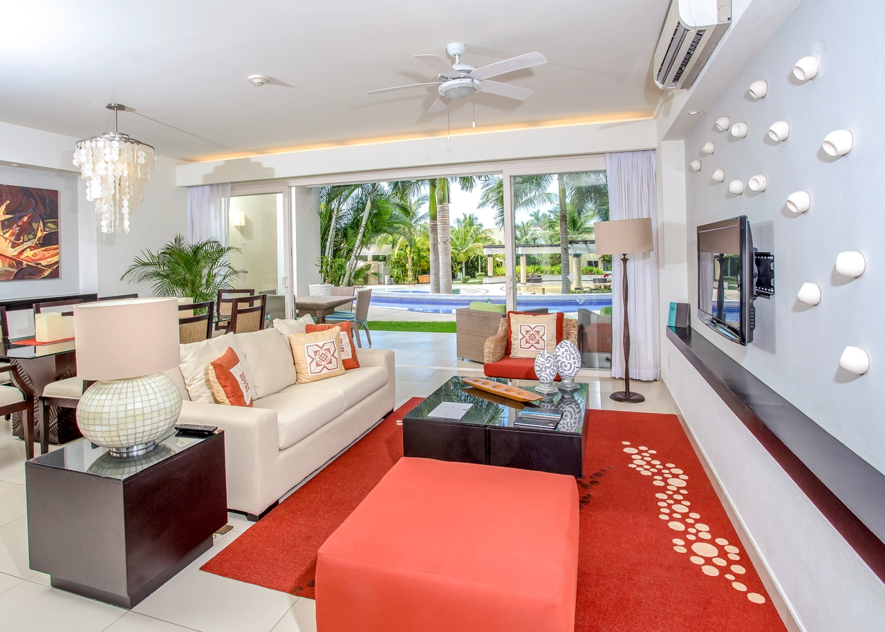 One-Bedroom Swim-Up Suite